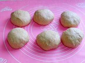 取出发酵好的面团，分割6等份，揉圆，盖上保鲜膜松弛10分钟。