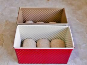 依次做好，放入模具中，我这个量是2个450克的吐司盒的量。