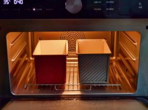 将模具入蒸烤箱，进行二次发酵，35度40分钟。