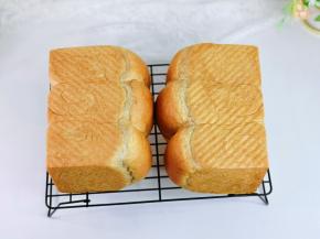 趁热脱模，放在烤网上晾凉。