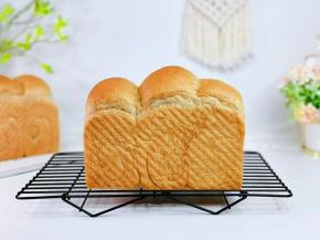 营养丰富的全麦奶香吐司面包。