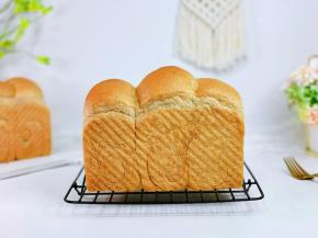 面包中，吐司做法简单易学，喜欢的做起来。