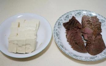 2.COOK壹佰浓香麻辣烫调料取适量，入砂锅中加油炒香