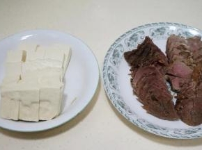 2.COOK壹佰浓香麻辣烫调料取适量，入砂锅中加油炒香