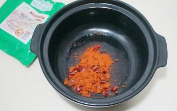 3.加清水，约锅中8分满