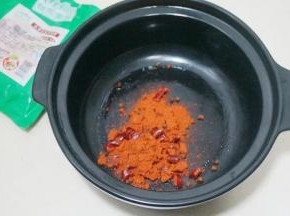 3.加清水，约锅中8分满
