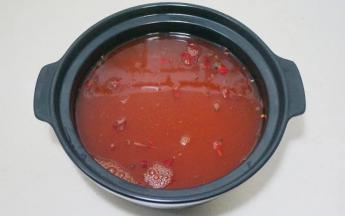 4.小火煮开后，下入豆腐片、牛肉片