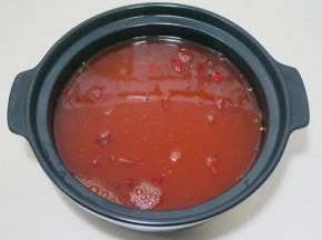 4.小火煮开后，下入豆腐片、牛肉片