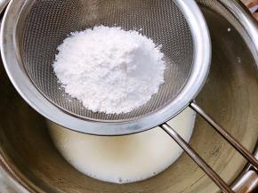 筛入低筋面粉