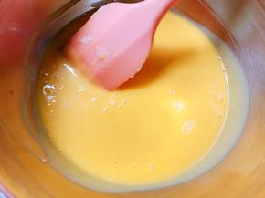 翻拌均匀，蛋黄糊完成