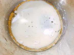 盆里加入玉米油，牛奶和白糖15克