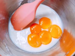 鸡蛋分离，蛋清放在无油无水无蛋黄的盆里，蛋黄加入面糊里