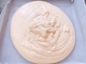 混合好的蛋糕糊倒入铺有油纸的烤盘里