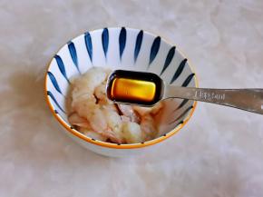 首先腌制虾仁，加入料酒。