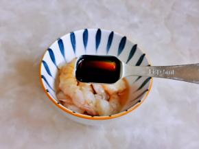 再加入1勺生抽。