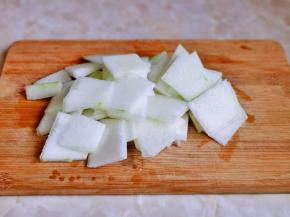 冬瓜去皮，洗干净，切片。