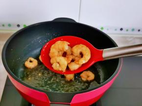 起油锅，加入虾仁煸炒至变色，盛出备用。