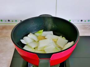 加入冬瓜翻炒。