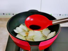 再加入另一勺生抽。