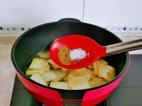 按个人口味加入盐，十三香，一汤勺纯净水。