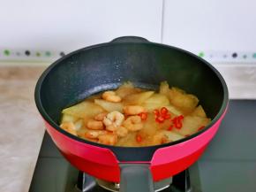 这时冬瓜熟了，加入煸炒过的虾仁，切好的红辣椒，翻炒1分钟出锅。
