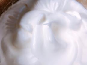 垂直提起打蛋器能拉出细腻的小弯钩，蛋白打发完成