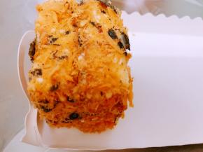 每两块蛋糕组合，抹上香甜沙拉酱再蘸上海苔肉松，多多的沙拉酱和肉松才够满足勒