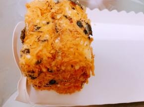 每两块蛋糕组合，抹上香甜沙拉酱再蘸上海苔肉松，多多的沙拉酱和肉松才够满足勒