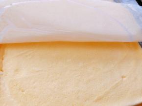 出炉趁热倒扣在烤网上，并趁热撕下油纸