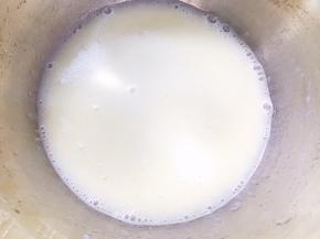 用蛋抽搅拌至完全乳化