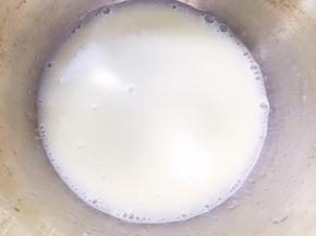 用蛋抽搅拌至完全乳化