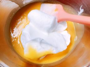 分三次把打发好的蛋白用翻拌的手法跟蛋黄糊混合均匀