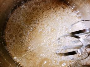 蛋清里分次加入剩下的白糖35克，打蛋器中高速开始打发