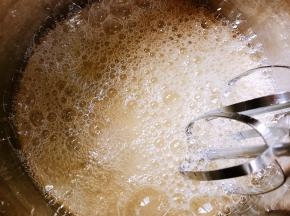 蛋清里分次加入剩下的白糖35克，打蛋器中高速开始打发