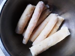 将山药蒸熟去皮