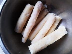 将山药蒸熟去皮