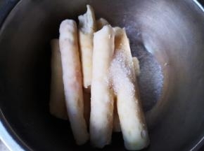 加入牛奶和白糖，捣烂，搅拌均匀