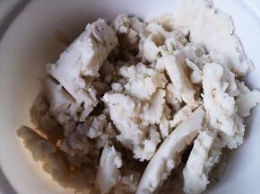 加入玉米油，搅拌均匀