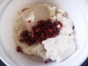 加入切碎的蔓越莓，搅拌均匀