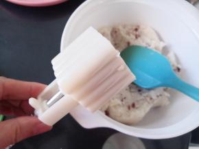 用月饼模具印出图案