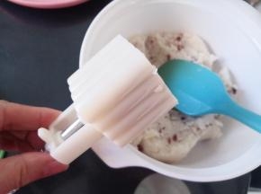 用月饼模具印出图案
