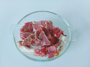 牛腱子清洗一下切小段，用盐巴撒在牛腱子上面腌制3小时，用清水清洗一下盐巴，再用香料腌制3小时。