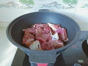 腌制好的牛肉放入锅里，带香料一起放。