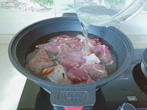 放入适量的清水。