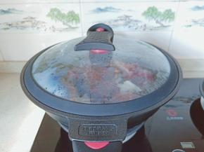 盖上盖子开大火煮开后，开中火炖1小时左右。