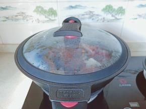 盖上盖子开大火煮开后，开中火炖1小时左右。