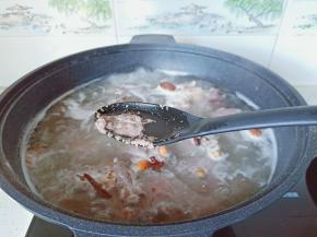 炖煮期间撇去浮沫。