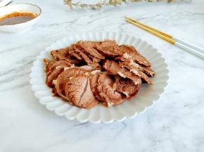 调一个料汁，放点生抽与辣椒酱蘸着吃味道更香哦！