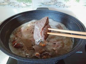 用筷子插一下看看，插进去就表明熟了，想吃软烂一点的可以再炖会。