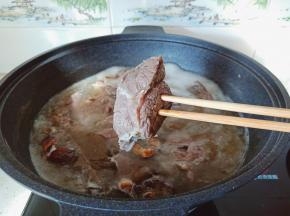 用筷子插一下看看，插进去就表明熟了，想吃软烂一点的可以再炖会。